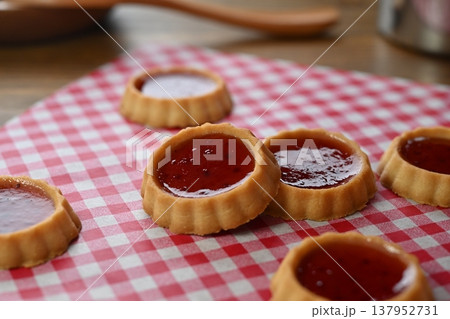 いちごのタルト いちごのタルト 137952731