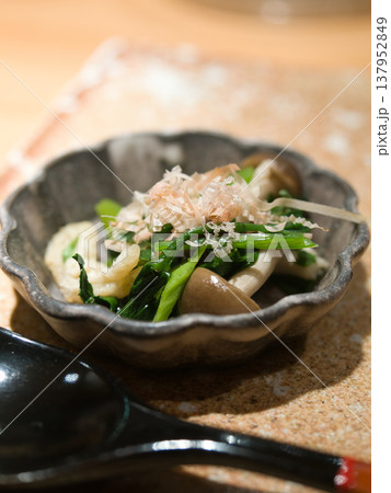 旬の野菜ときのこのおひたし（和食の小鉢） 137952849