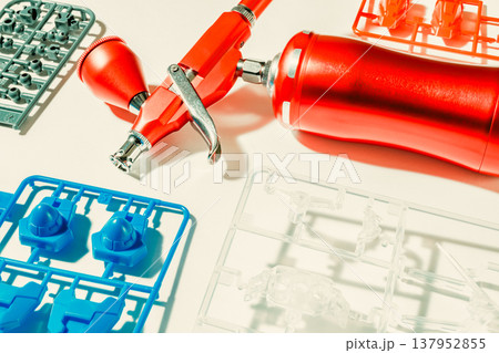 プラモデル制作に使うエアブラシとパーツ　ホビーイメージ 137952855