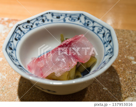 旬の刺身小鉢(白身魚と山菜の上品な一皿) 旬の刺身小鉢(白身魚と山菜の上品な一皿) 137953016