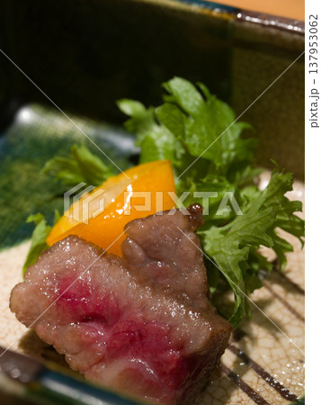 炙り和牛の前菜（柑橘とともに味わう一皿） 137953062