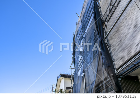 戸建て家屋の外壁修繕工事　劣化した外壁　外張り断熱リフォーム 137953118