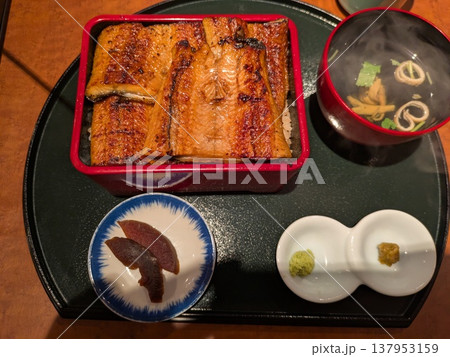木目のテーブルに置いた鰻重 137953159