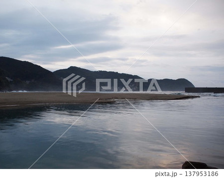 雨上がりの朝 砂浜 雨上がりの朝 砂浜 137953186