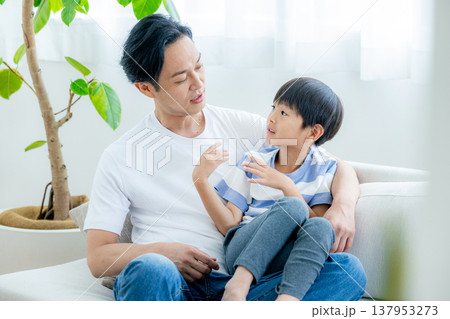 パパと子供 137953273