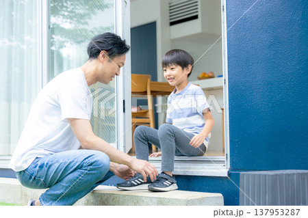 若い家族、マイホーム 137953287