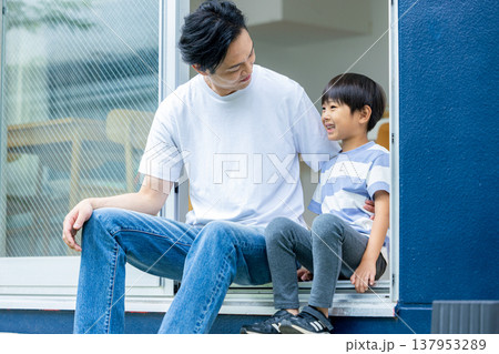 若い家族、マイホーム 若い家族、マイホーム 137953289