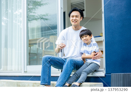 若い家族、マイホーム 若い家族、マイホーム 137953290