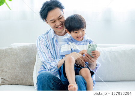 スマホを見る若い家族 スマホを見る若い家族 137953294