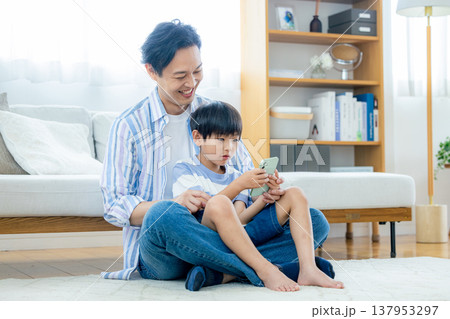 スマホを見る若い家族 スマホを見る若い家族 137953297