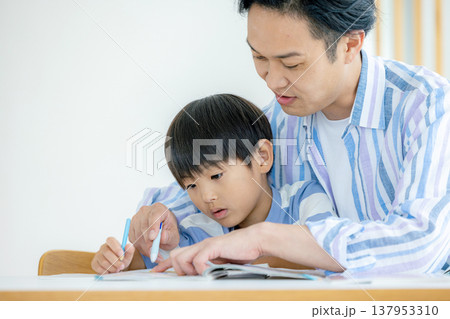 リビングで勉強する親子 137953310