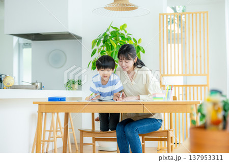 リビングで勉強をする子供 137953311