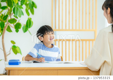 リビングで勉強をする子供 リビングで勉強をする子供 137953315