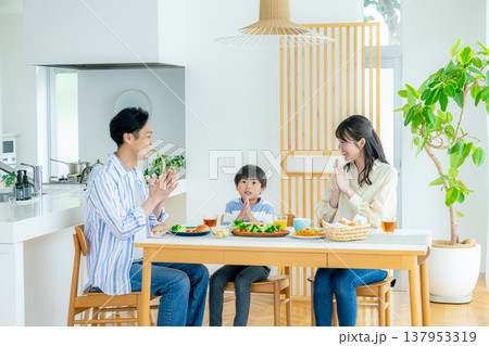 若い家族、食事、食卓 若い家族、食事、食卓 137953319
