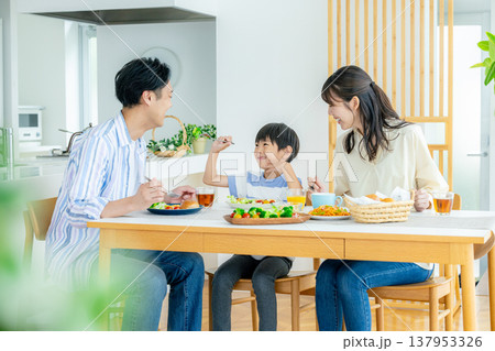 若い家族、食事、食卓 若い家族、食事、食卓 137953326