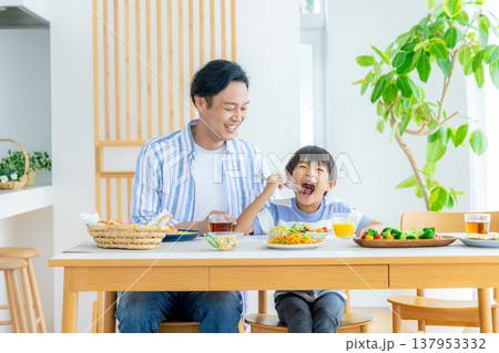 若い家族、食事、食卓 137953332