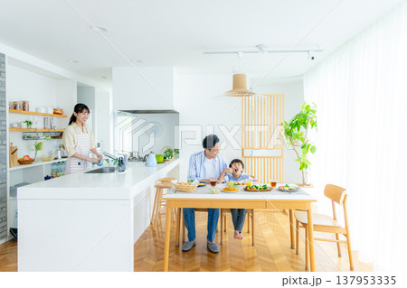 若い家族、親子、料理 137953335