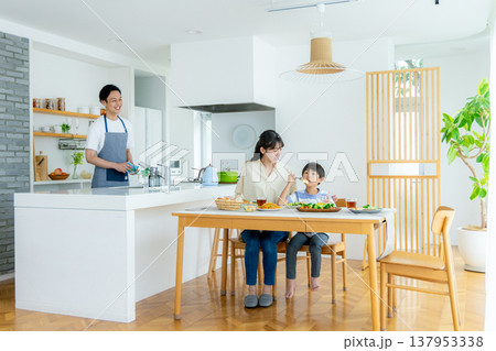 若い家族、食事、食卓 137953338