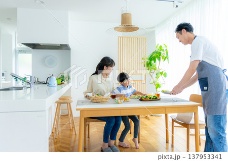 若い家族、食事、食卓 若い家族、食事、食卓 137953341
