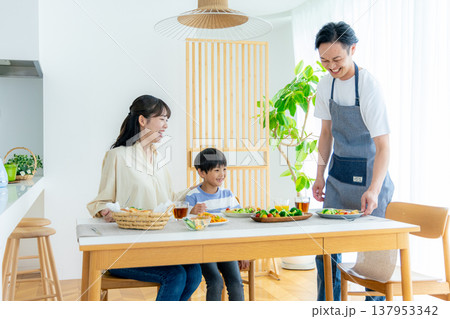 若い家族、食事、食卓 137953342