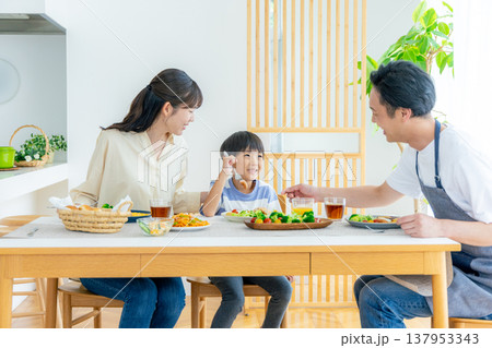 若い家族、食事、食卓 若い家族、食事、食卓 137953343