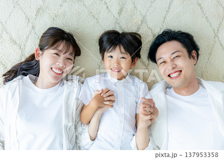 若い家族、親子、仲良し、笑顔 若い家族、親子、仲良し、笑顔 137953358