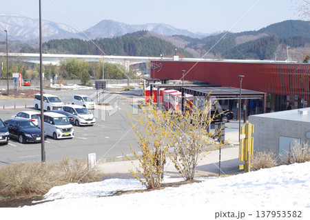残雪残る道の駅たかのの景色 137953582