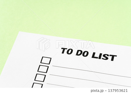 グリーンの背景にToDoリストの紙 グリーンの背景にToDoリストの紙 137953621
