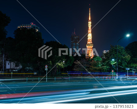 東京タワーと車の光跡が映える夜の都市風景 137953823