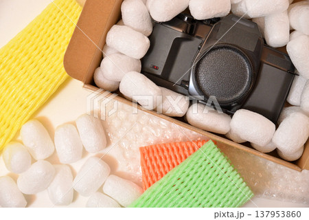 荷物梱包 クッション材 梱包イメージ 137953860