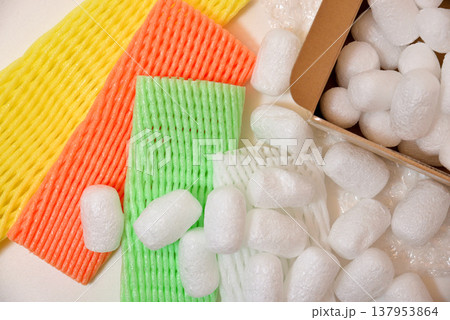 荷物梱包 クッション材 137953864