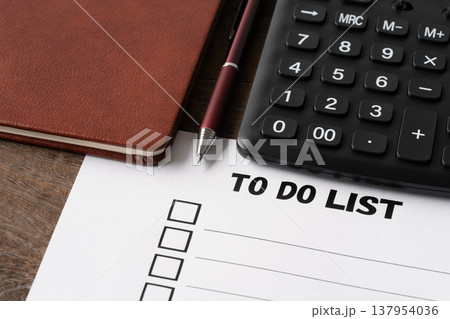 ToDoリストと電卓と手帳とボールペン 137954036