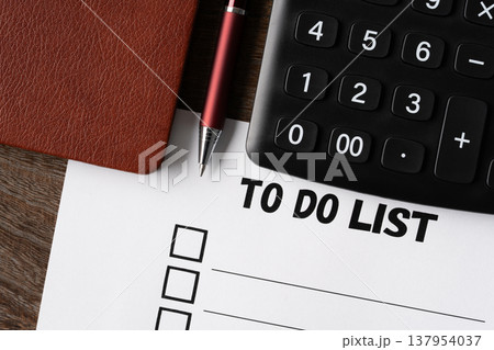 ToDoリストと電卓と手帳とボールペン ToDoリストと電卓と手帳とボールペン 137954037