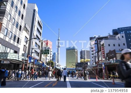 東京の都市風景 正月三が日歩行者天国の浅草 東京の都市風景 正月三が日歩行者天国の浅草 137954958