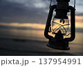 夕暮れの空とランプ 137954991