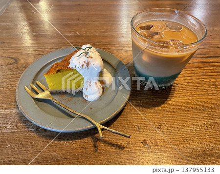 クリームがのったケーキとアイスコーヒー クリームがのったケーキとアイスコーヒー 137955133