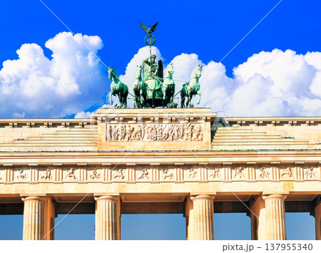 :ベルリンのブランデンブルグ門の絶景 137955340