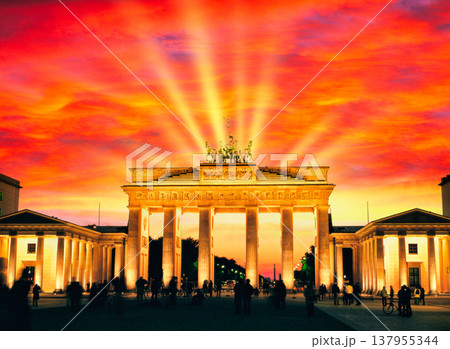 :ベルリンのブランデンブルグ門の夕景 137955344