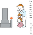 お墓参りで手を合わせる家族のシンプルなイラスト 137955547