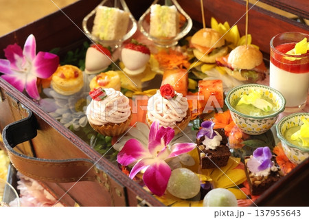 鮮やかで豪華なアフタヌーンティー素材　画像 137955643