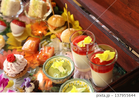 鮮やかで豪華なアフタヌーンティー素材　画像 137955644
