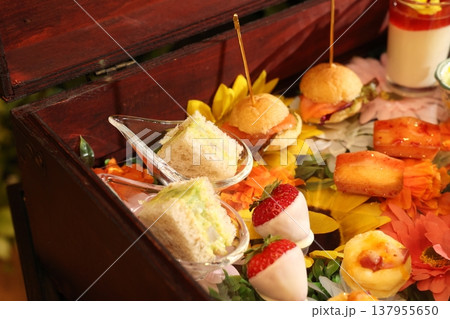鮮やかで豪華なアフタヌーンティー素材　画像 137955650