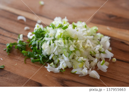 みじん切りした白ネギ 137955663
