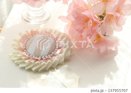 桜の花びらと入学式イメージ 137955707