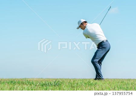 ゴルフ場でゴルフをするゴルファーの男性(ショット・ゴルフコンペ) 137955754