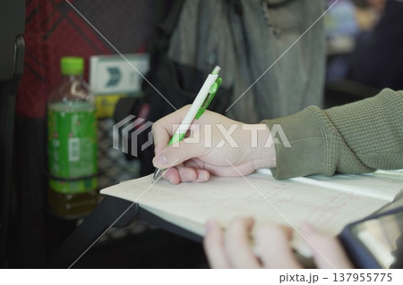 新幹線の車内で勉強しているイメージ 新幹線の車内で勉強しているイメージ 137955775