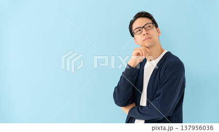 ミドル男性　ポートレート　悩む 137956036