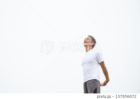 ストレッチをする男性 ストレッチをする男性 137956072