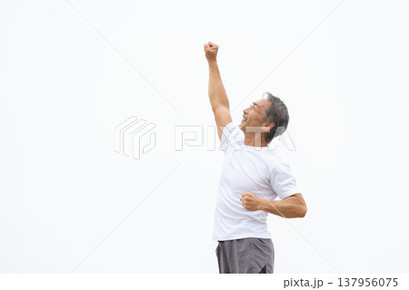 ガッツポーズの男性　勝利 137956075