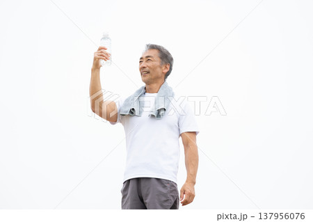 水分補給をする男性　ペットボトル 137956076